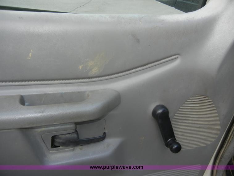 image for item D4551 2000 Ford Explorer XL SUV