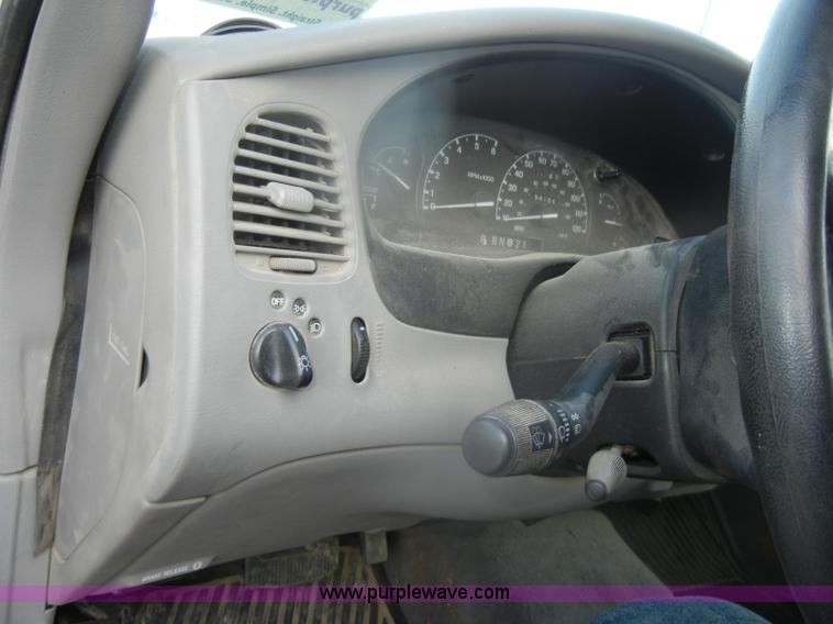 image for item D4551 2000 Ford Explorer XL SUV