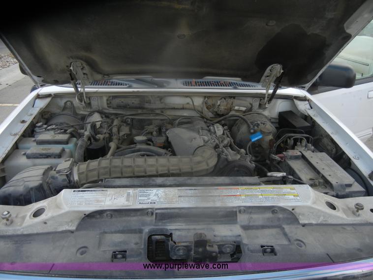 image for item D4551 2000 Ford Explorer XL SUV