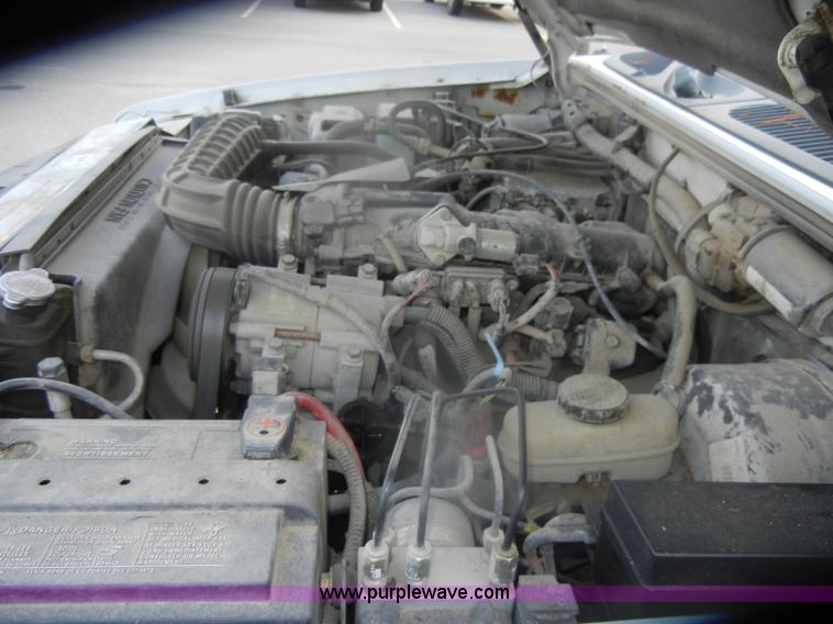 image for item D4551 2000 Ford Explorer XL SUV