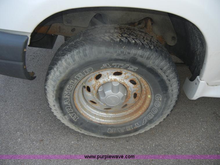 image for item D4551 2000 Ford Explorer XL SUV