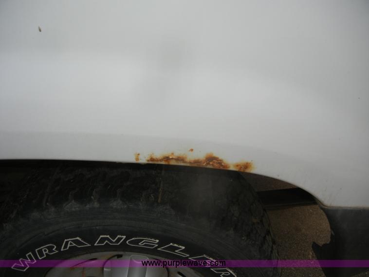 image for item D4551 2000 Ford Explorer XL SUV