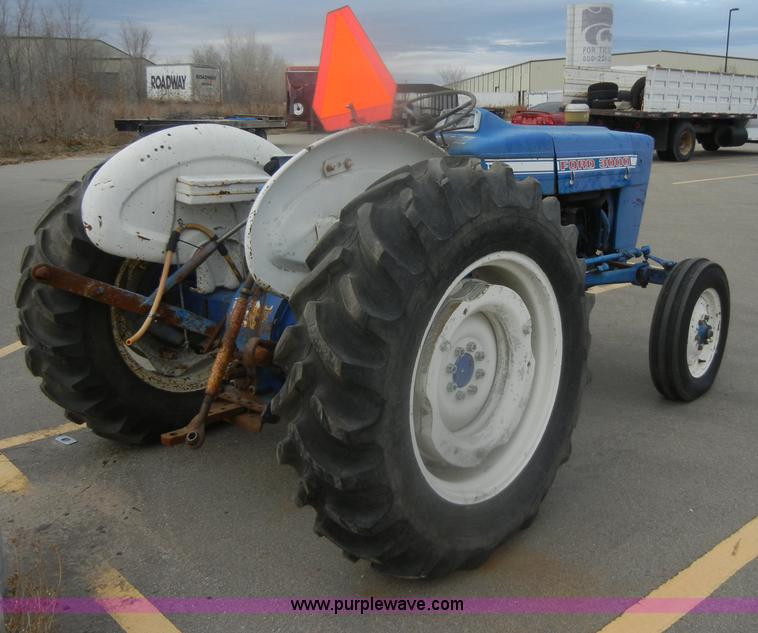 image for item D4552 1974 Ford 3000 tractor