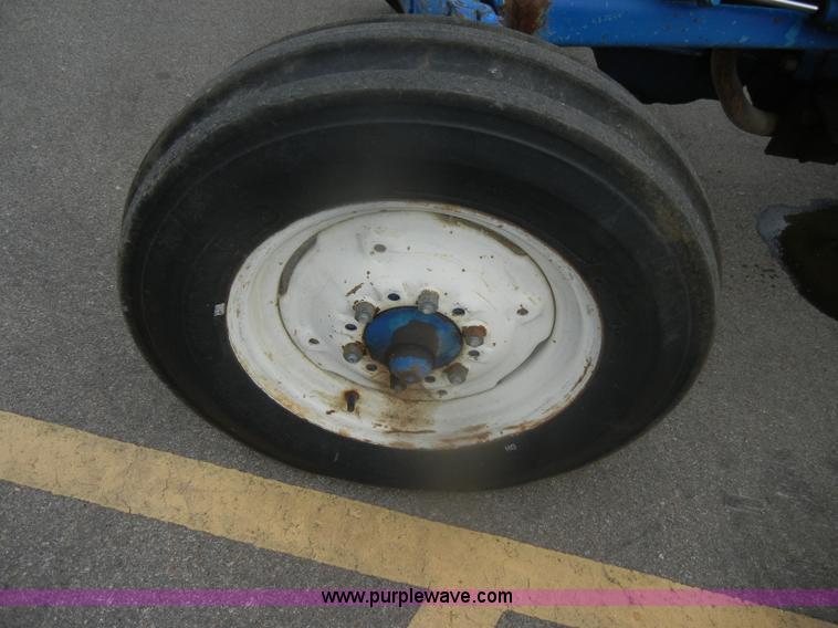 image for item D4552 1974 Ford 3000 tractor