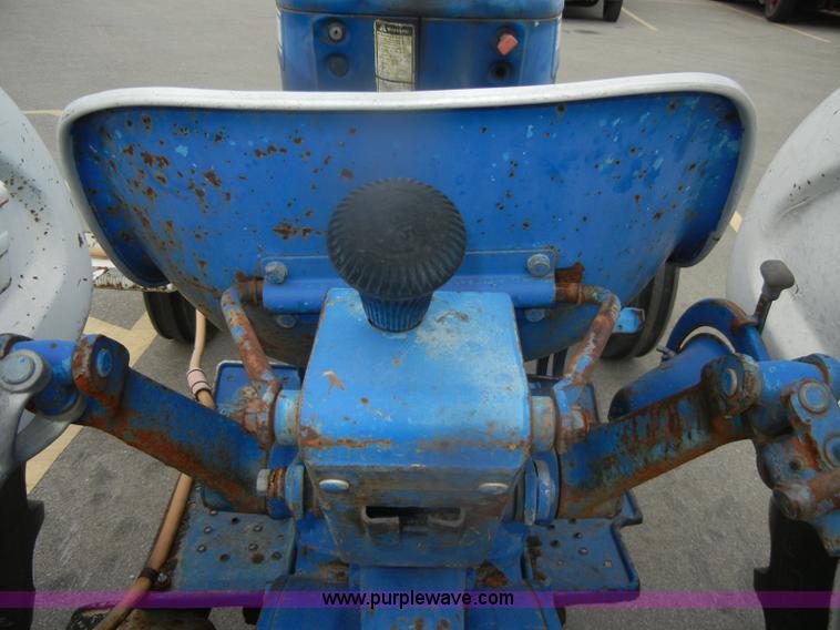 image for item D4552 1974 Ford 3000 tractor