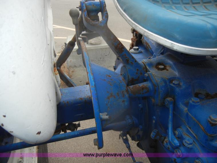 image for item D4552 1974 Ford 3000 tractor