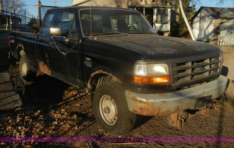 image for item D4686 1993 Ford F150 XL pickup truck
