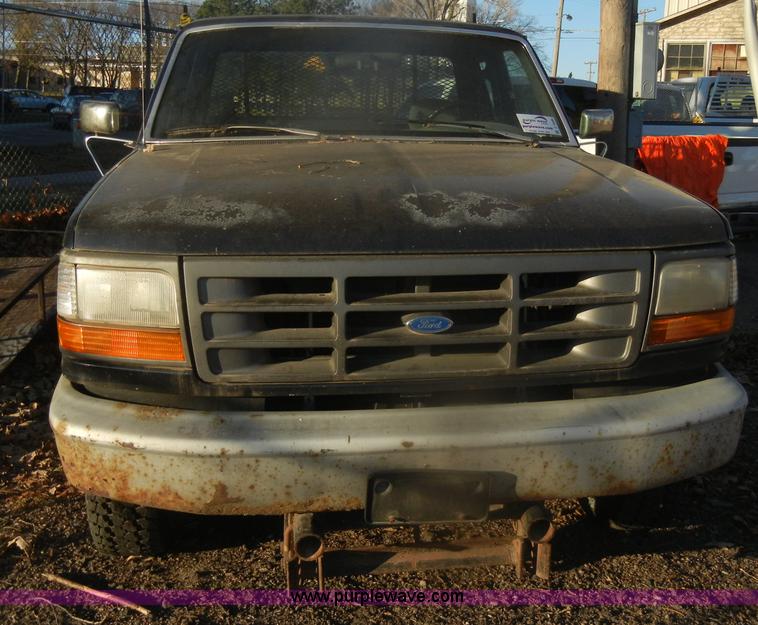 image for item D4686 1993 Ford F150 XL pickup truck