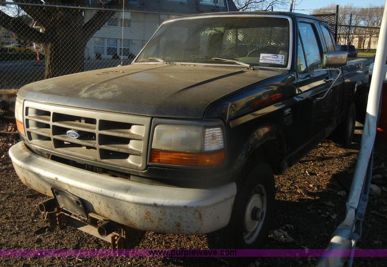 image for item D4686 1993 Ford F150 XL pickup truck