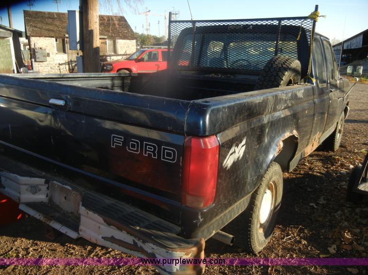 image for item D4686 1993 Ford F150 XL pickup truck