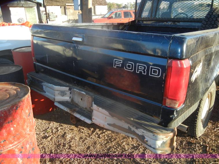 image for item D4686 1993 Ford F150 XL pickup truck