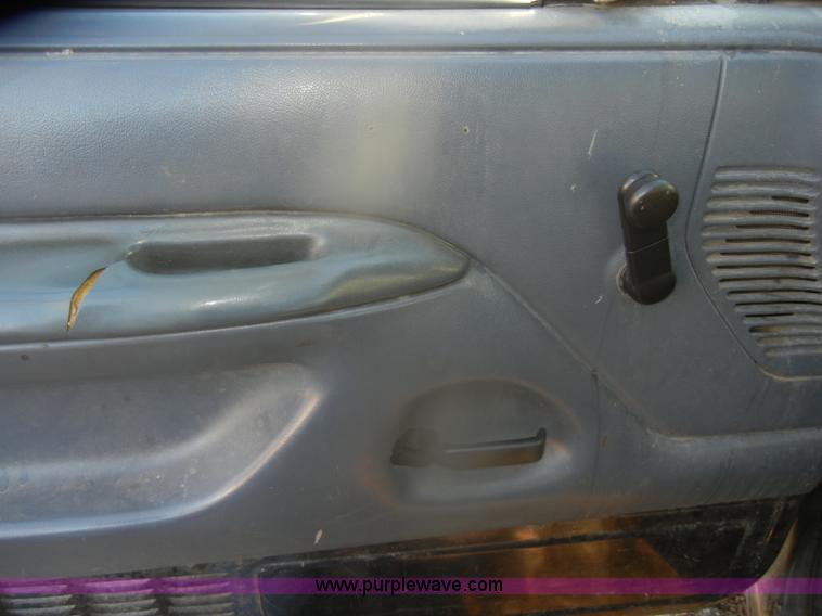 image for item D4686 1993 Ford F150 XL pickup truck