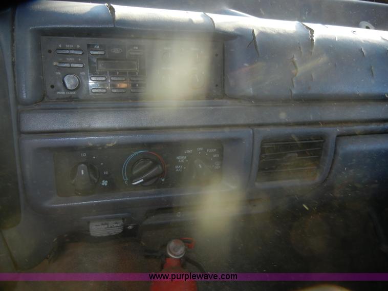 image for item D4686 1993 Ford F150 XL pickup truck
