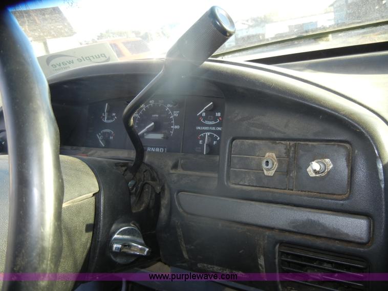 image for item D4686 1993 Ford F150 XL pickup truck