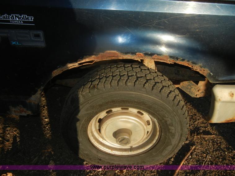 image for item D4686 1993 Ford F150 XL pickup truck