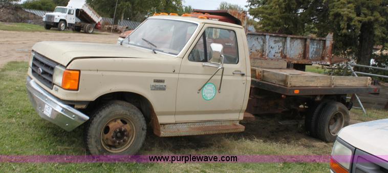 image for item E4221 1988 Ford F350 XL flatbed pickup truck
