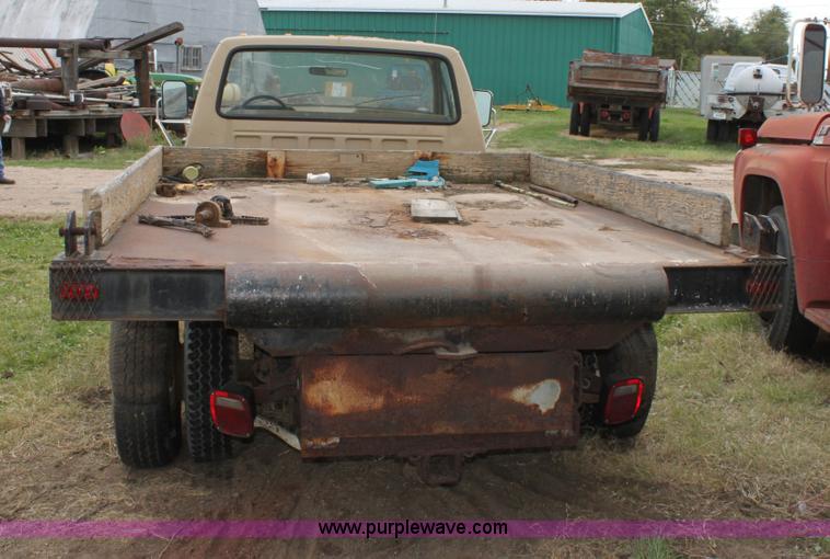image for item E4221 1988 Ford F350 XL flatbed pickup truck