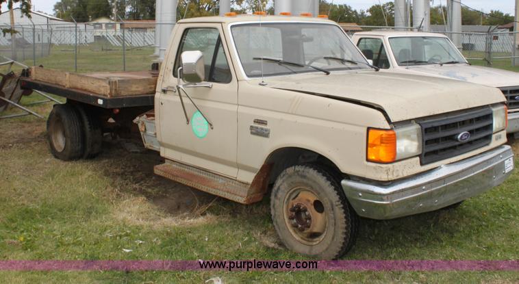 image for item E4221 1988 Ford F350 XL flatbed pickup truck