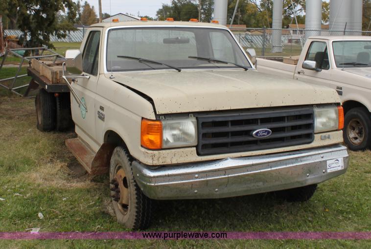 image for item E4221 1988 Ford F350 XL flatbed pickup truck