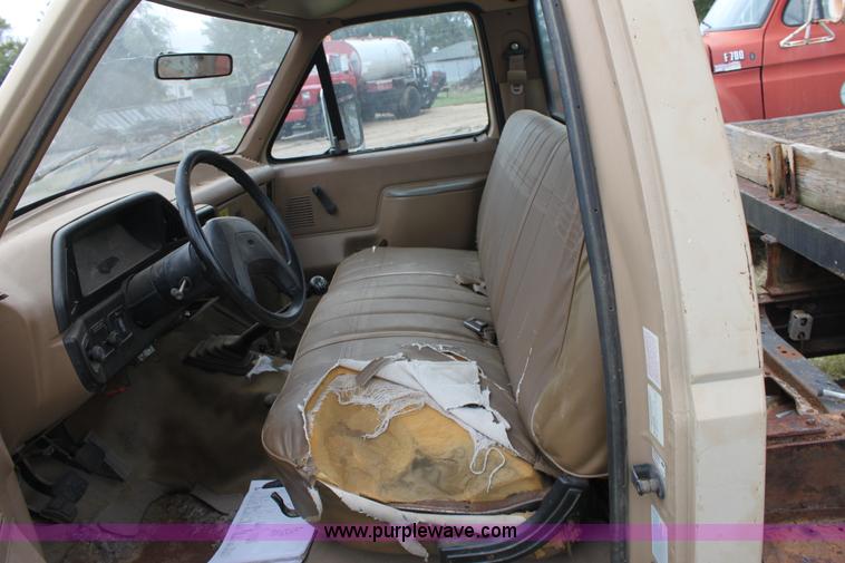 image for item E4221 1988 Ford F350 XL flatbed pickup truck