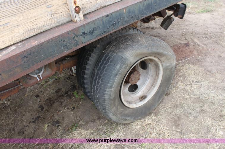 image for item E4221 1988 Ford F350 XL flatbed pickup truck