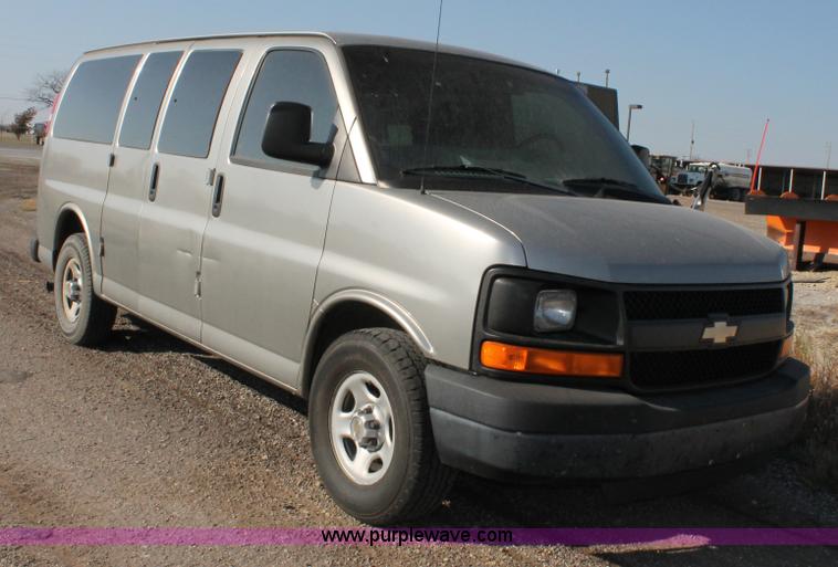 image for item E4312 2004 Chevrolet Express 1500 van