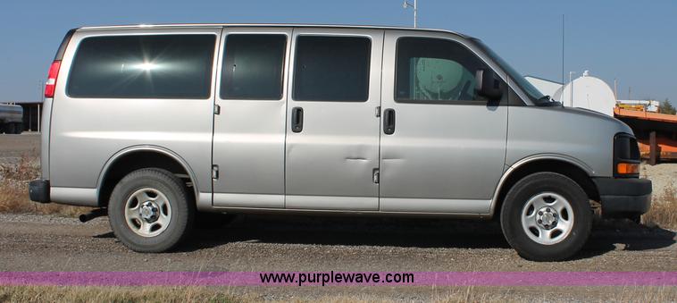 image for item E4312 2004 Chevrolet Express 1500 van
