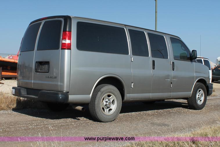image for item E4312 2004 Chevrolet Express 1500 van