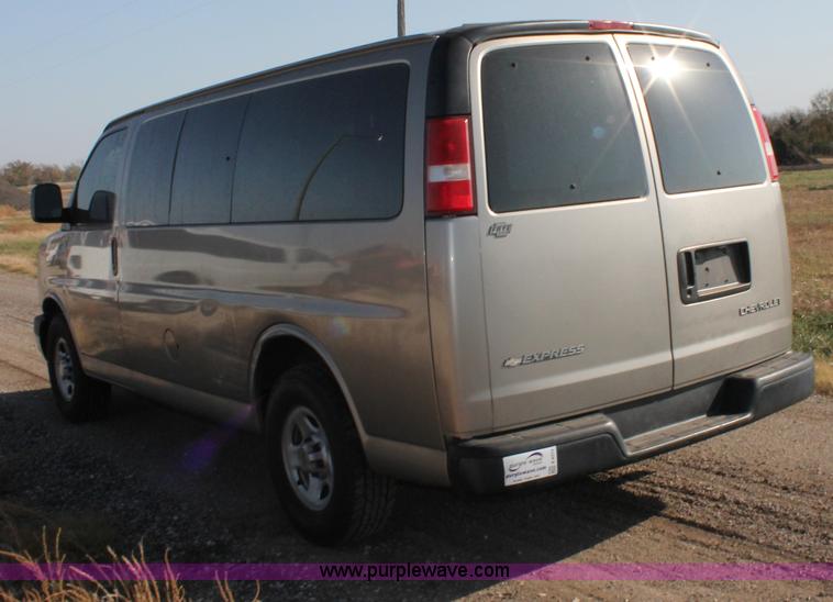 image for item E4312 2004 Chevrolet Express 1500 van