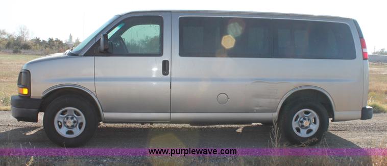image for item E4312 2004 Chevrolet Express 1500 van