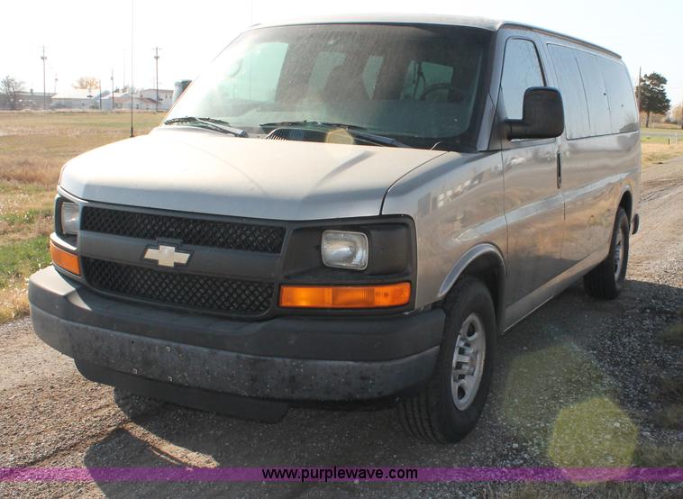 image for item E4312 2004 Chevrolet Express 1500 van
