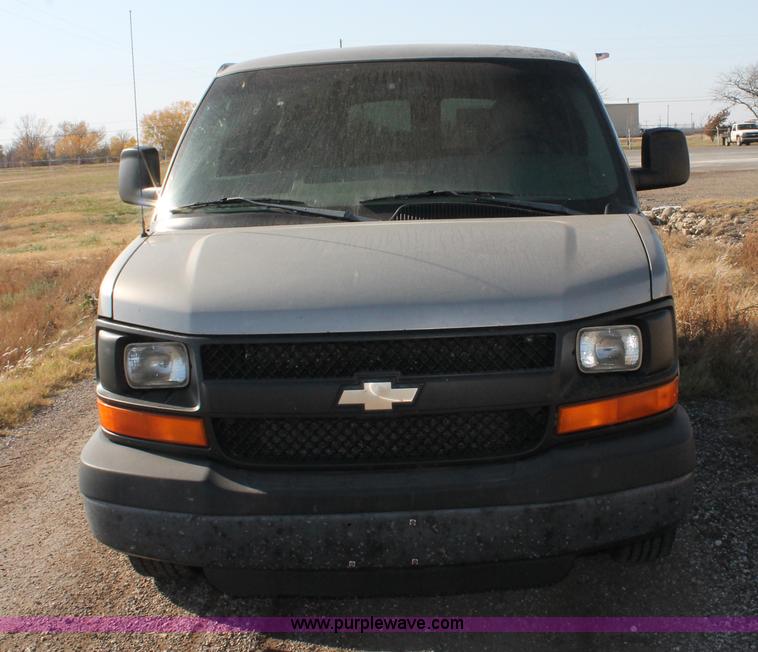 image for item E4312 2004 Chevrolet Express 1500 van