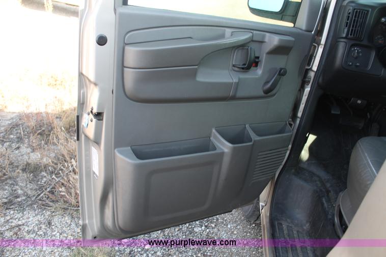 image for item E4312 2004 Chevrolet Express 1500 van