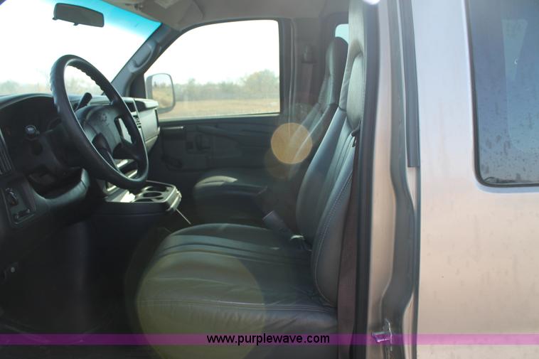 image for item E4312 2004 Chevrolet Express 1500 van