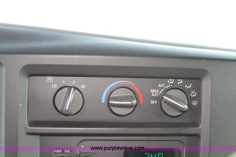 image for item E4312 2004 Chevrolet Express 1500 van