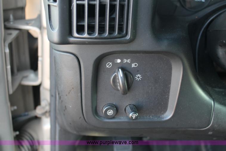 image for item E4312 2004 Chevrolet Express 1500 van