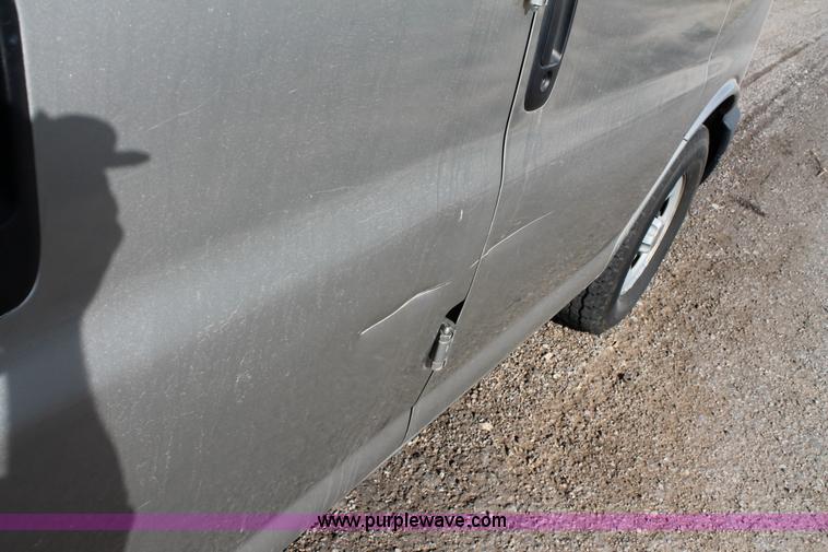 image for item E4312 2004 Chevrolet Express 1500 van