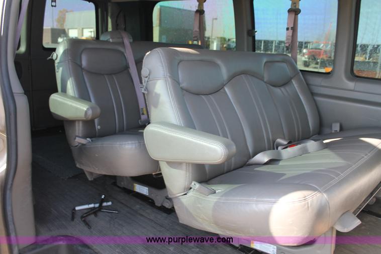 image for item E4312 2004 Chevrolet Express 1500 van