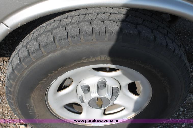 image for item E4312 2004 Chevrolet Express 1500 van