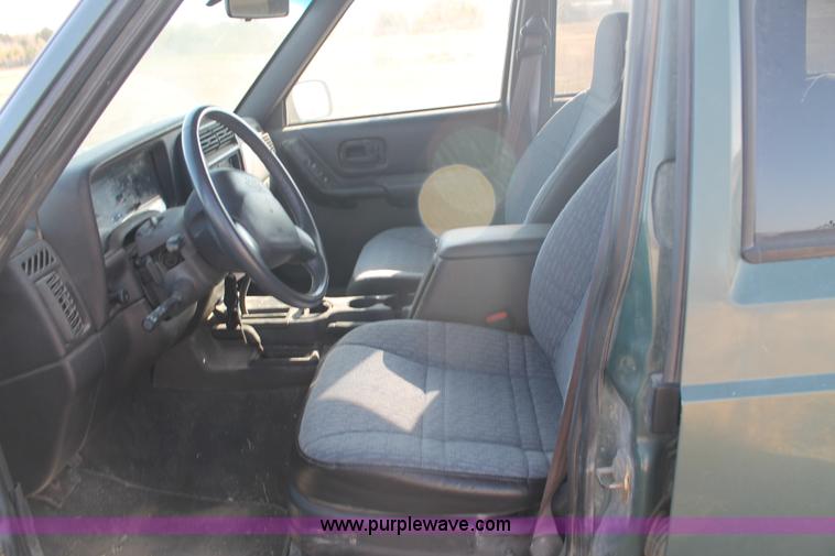 image for item E4313 2000 Jeep Cherokee Sport SUV