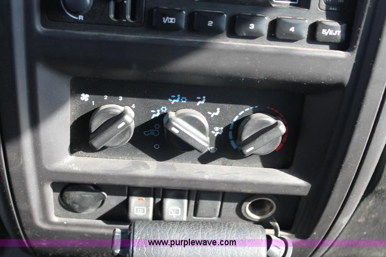 image for item E4313 2000 Jeep Cherokee Sport SUV