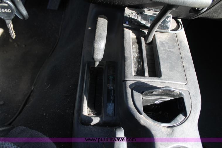 image for item E4313 2000 Jeep Cherokee Sport SUV