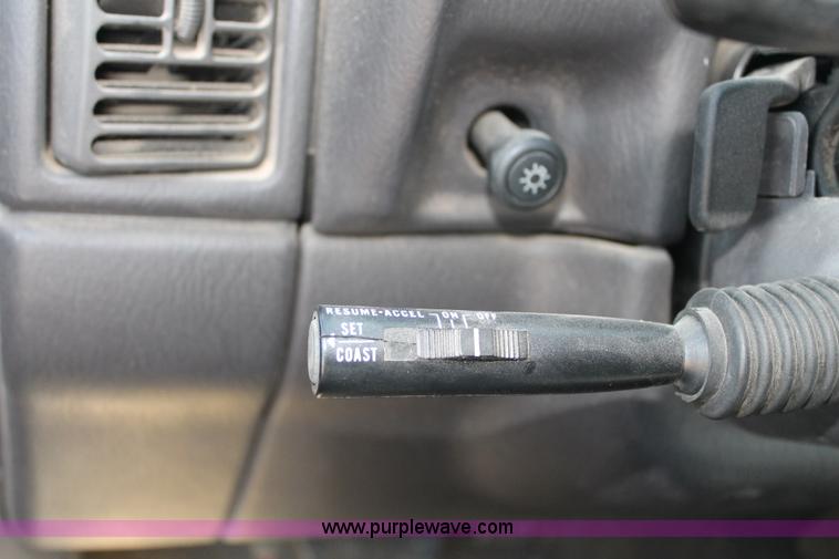 image for item E4313 2000 Jeep Cherokee Sport SUV