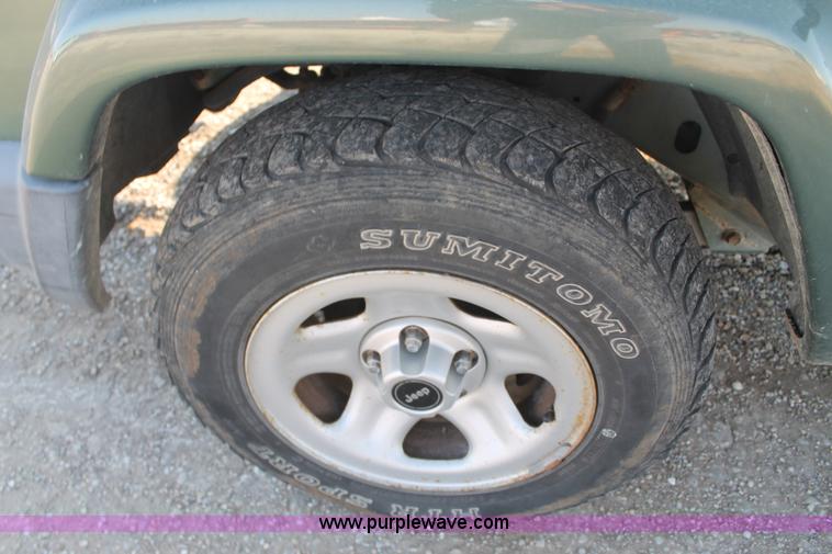 image for item E4313 2000 Jeep Cherokee Sport SUV