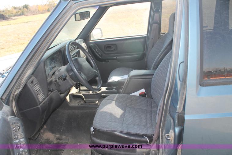 image for item E4314 1999 Jeep Cherokee Sport SUV