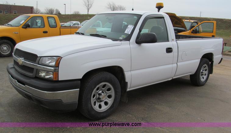 image for item E5844 2005 Chevrolet Silverado 1500 pickup truck