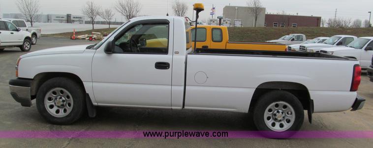image for item E5844 2005 Chevrolet Silverado 1500 pickup truck