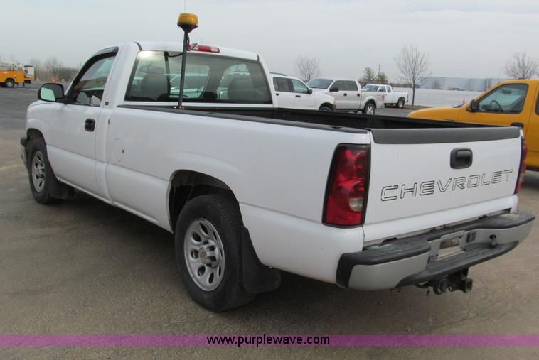 image for item E5844 2005 Chevrolet Silverado 1500 pickup truck