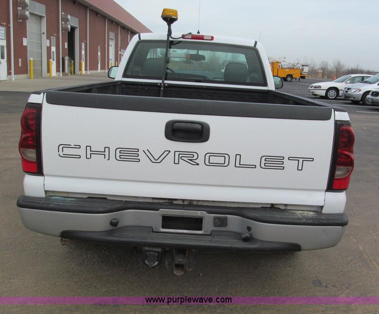 image for item E5844 2005 Chevrolet Silverado 1500 pickup truck