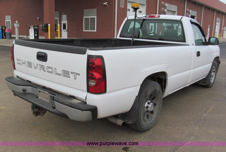 image for item E5844 2005 Chevrolet Silverado 1500 pickup truck